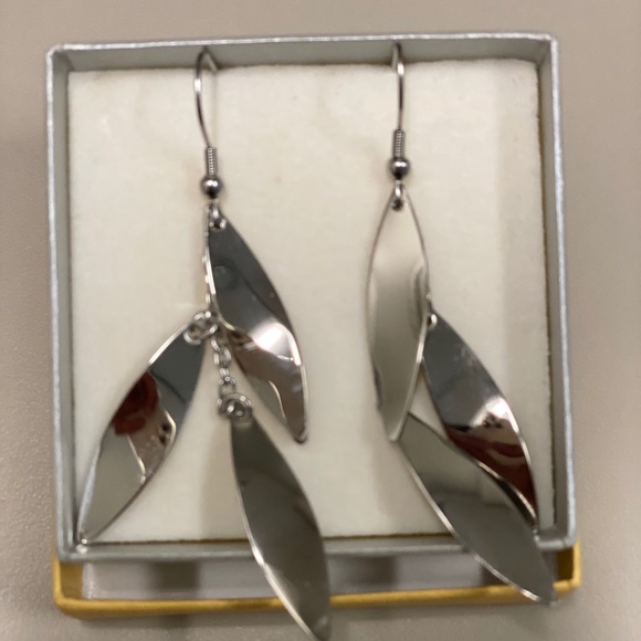 Chandelier earrings - Picture 2 of 2